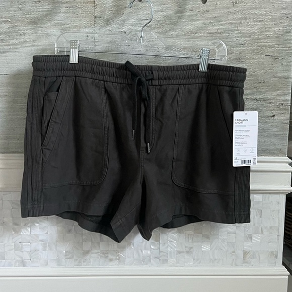 NWT new 14 Athleta farallon shorts dark gray charcoal mid rise drawstring - Picture 1 of 13